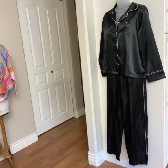 Women’s black satin Pajamas Sz Large - Picture 1 of 4